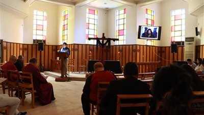 بـ14 مشهدًا تجسد رحلة صلب المسيح.. رئيس الأسقفية يشارك في صلوات الجمعة العظيمة | صور