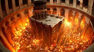 ظهور النور المقدس من كنيسة القيامة بالقدس