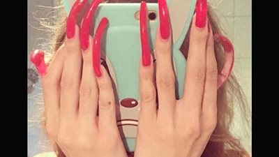 برغم أنها أهم مظاهر الأنوثة..الأظافر الطويلة تحمل 32 نوعًا من البكتيريا 