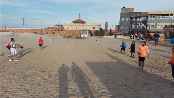 شباب يمارسون رياضة