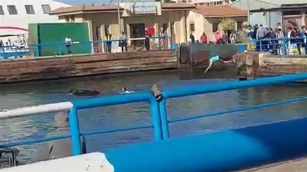 شباب يحاولون إنقاذ