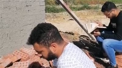 انهيار أصدقاء طبيب دمياط ضحية حادث الإسماعيلية من أمام المقابر | بث مباشر