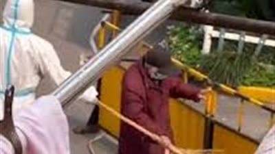 بسبب الإغلاق الصارم.. مسنة تحاول الهروب للمرة الثالثة من الحجر في شنجهاى/ فيديو