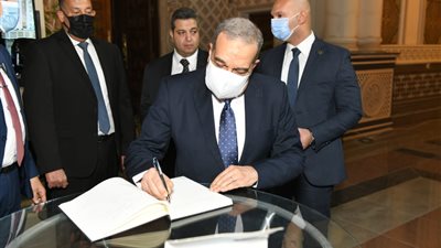 نيابة عن رئيس الوزراء.. وزير الإنتاج الحربي يحضر قداس عيد القيامة المجيد