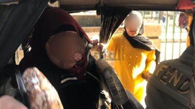 لحظة تعدي سيدة على فتاة بسبب ملابسها بمحطة الملك الصالح | فيديو 