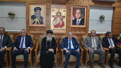 محافظ المنيا يشهد قداس عيد القيامة ويقدم التهنئة للمسيحين