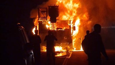 اشتعال سيارة على الطريق الإقليمي بالمنوفية.. والحماية المدنية تحاول السيطرة | فيديو