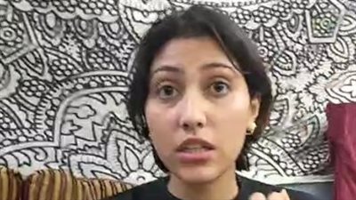 سيدة تعتدي على فتاة بالملك الصالح بسبب ملابسها.. والضحية: ضربتني بالشبشب وشدتني من شعري | بث مباشر