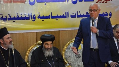 محافظ بورسعيد يشارك الأقباط احتفالاتهم بعيد القيامة المجيد في الكاتدرائية | صور 