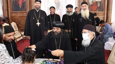 احتفالًا بعيد القيامة المجيد.. أسقف البحر الأحمر يوزع الحلوى على الأطفال | صور