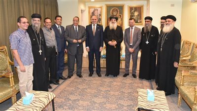 وفد جامعة الأقصر يزور 3 كنائس لتهنئة الأقباط بعيد القيامة المجيد | صور