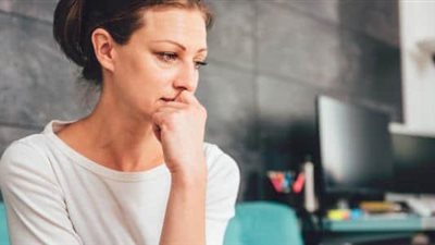 نصائح للتعامل مع الهبات الساخنة بعد سن اليأس.. تعرفي عليها