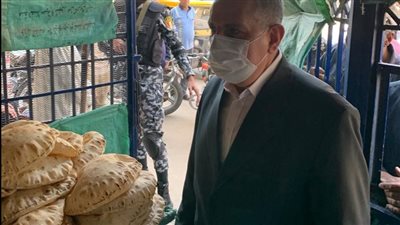 محافظ كفر الشيخ يطمئن على جودة الخبز وتوفير الدقيق ويستمع للمواطنين