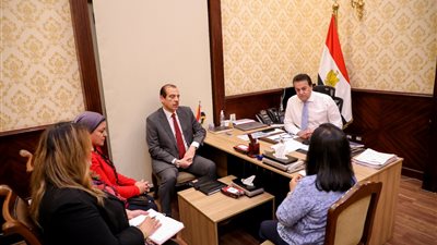 خالد عبد الغفار يبحث مع ممثل الصحة العالمية بمصر سبل التعاون في تصنيع وإنتاج الأدوية