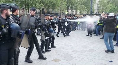 توعد يساري بالسيطرة على الشوارع.. السترات الصفراء تقود مظاهرات بالموسيقى بعد فوز ماكرون برئاسة فرنسا 