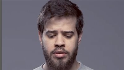 أدهم النابلسي ينشر فيديو لترتيله القرآن بعد اعتزال الغناء 