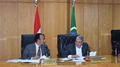 محافظ المنيا يناقش توصيل المرافق والخدمات داخل قرى حياة كريمة