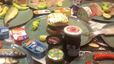 بالتزامن مع شم النسيم.. مطعم بالدقهلية يقدم برجر فسيخ بالذهب بـ500 جنيه فقط | بث مباشر