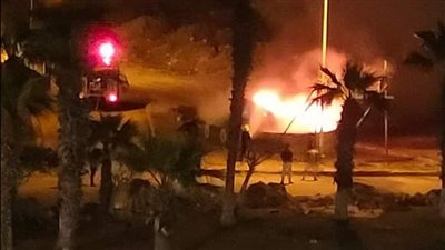 العثور على جثة متفحمة في حريق مركب خشبي بمدخل شاطئ بورفؤاد