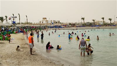 مدير أكبر شاطئ عام بالغردقة: استقبلنا مايزيد عن 5 آلاف زائر حتى الآن 