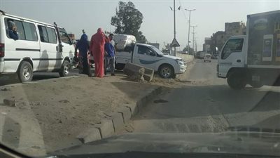 قيادة طائشة.. سيارة تدهس شخصين أثناء عبورهم طريق طنطا- المحلة وتفر هاربة