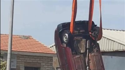 لحظة سقوط سيارة بالمجري الملاحي لقناة السويس ببورسعيد ووفاة سائقها | فيديو 