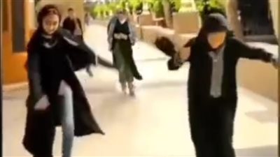 فتيات الصعيد يمارسن رياضة التزلج على كورنيش النيل بـ العباية السمراء | صور