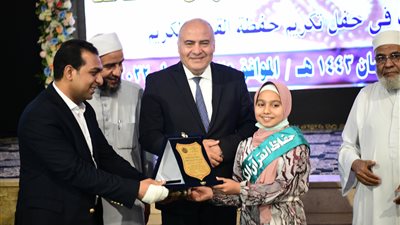 محافظ قنا يكرم 100 فائز من حفظة القرآن الكريم 