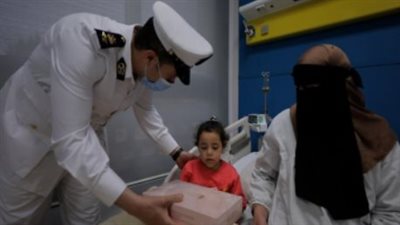  بمناسبة عيد الفطر المبارك.. الداخلية تهدي عبوات كحك للمواطنين| صور 