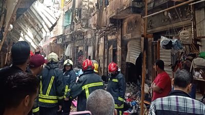 تجدد اشتعال النيران بحريق الإسكندرية.. وإصابة 10 أشخاص