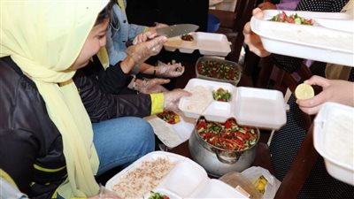يصنعونها بأيديهم.. طلاب حقوق اسكندرية يقيمون حفل إفطار ويطهون وجبات