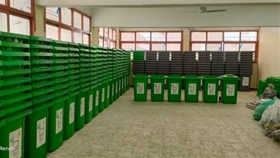 وزارة البيئة تسلم 276 حاوية إلى مدارس الغربية لجمع القمامة