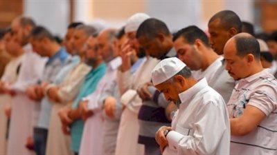 دار الإفتاء: تجوز صلاة الظهر بعد فرض الجمعة.. وأدائها في البيت أفضل 