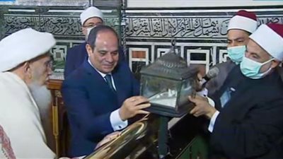 الرئيس السيسي يتفقد حجرة مقتنيات الرسول بمسجد الإمام الحسين |صور