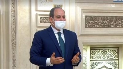 الرئيس السيسي يقرأ الفاتحة أمام ضريح سيدنا الحسين