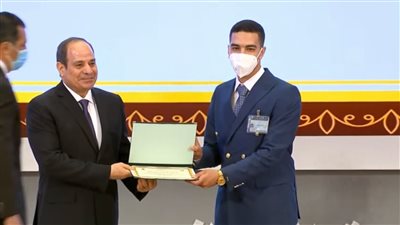 السيسي يكرم أصحاب المراكز الثلاثة الأولى في المسابقة العالمية لحفظ القرآن الكريم| صور