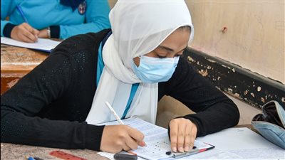 طلاب الشهادة الإعدادية ببورسعيد يؤدون الامتحان التدريبي الثالث على نظام البابل شيت | صور