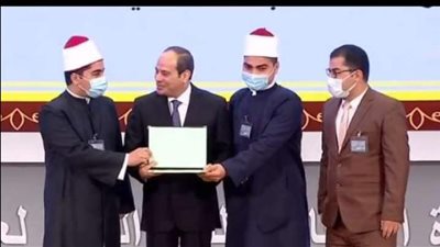 أحد الأشقاء الثلاثة الفائزين في مسابقة الأسر القرآنية: سعداء بالجائزة.. ونهديها لوالدنا المتوفى