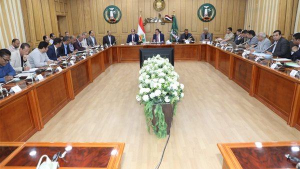 جانب من اجتماع محافظ