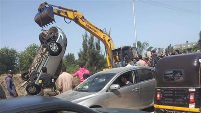 انتشال سيارة سقطت في ترعة بالشرقية دون خسائر في الأرواح | صور