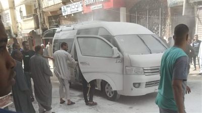 العين فلقت الحجر.. اشتعال النيران بسيارة ميكروباص جديدة قبل ترخيصها بقنا