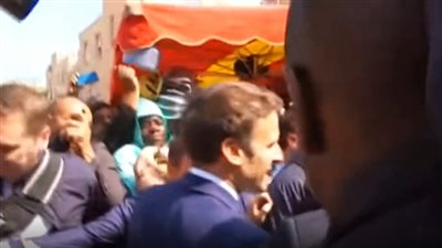 بعد رشقه بالبيض وصفعه.. قذف ماكرون بالطماطم بعد فوزه بالرئاسة | فيديو