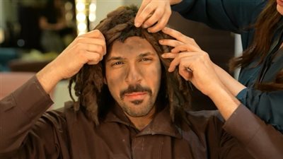 رامز جلال لـ حسن أبو الروس: إيه اللي موديك مهرجان الجونة.. منه لله نجيب ساويرس اللي طلعك علينا