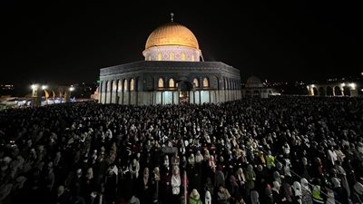 محاصرون بالسلاح الإسرائيلي.. 250 ألف فلسطيني يحيون ليلة القدر بالمسجد الأقصى |صور وفيديو