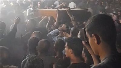 والدتهما سقطت مغشيًا عليها والأب يفقد الحركة.. الآلاف يشيعون جثماني شقيقين ضحية حريق شقة بالقاهرة|فيديو