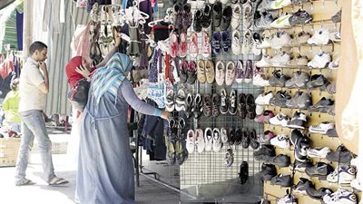 رغم ارتفاع الأسعار 50%.. إقبال كبير على شراء الأحذية والشنط 