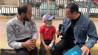 طارق علام يواصل جبر الخواطر في الشارع المصري.. ويهدي طفلًا مريضًا بالسرطان جائزة 