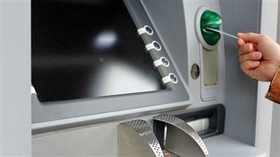 تكدس وزحام أمام البنوك لصرف الرواتب قبل إجازة عيد الفطر | بث مباشر 