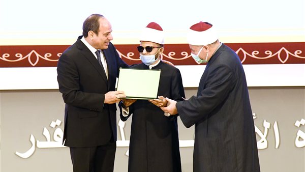 الرئيس السيسي يكرم