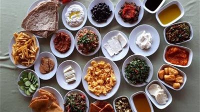 سحور اليوم.. فطائر الدجاج بالجبن وسلطة